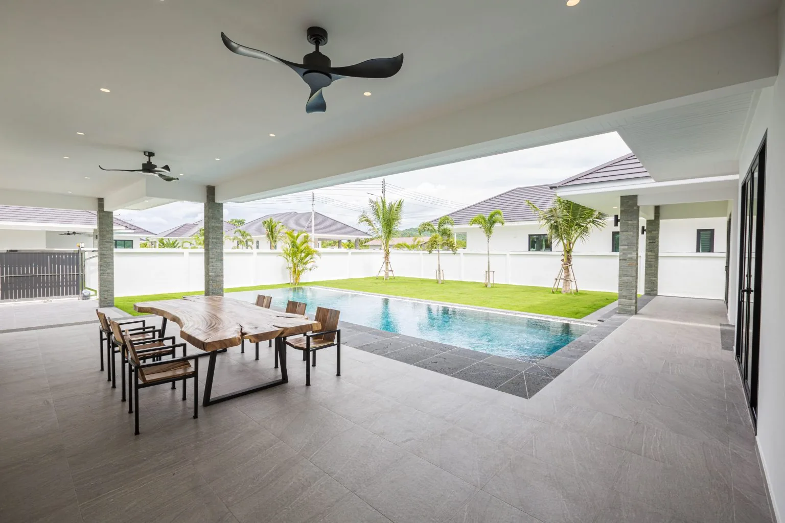 Covered terrace & pool
